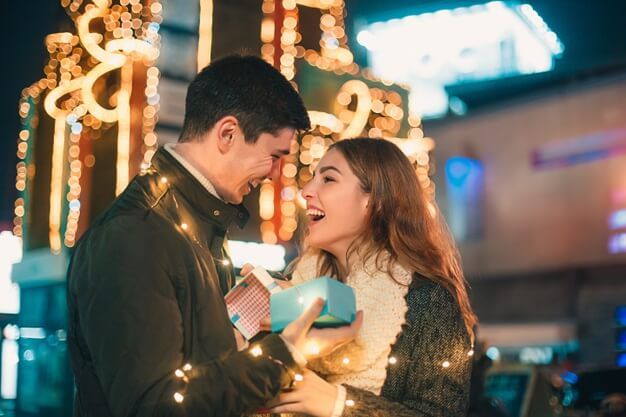 pareja dando regalo